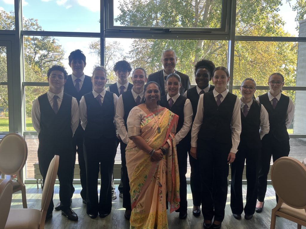 B. Reddy et le eleves du Lycee des metiers de lhotellerie et du tourisme de Blois